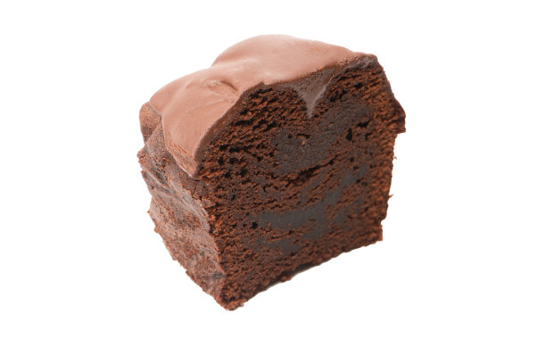 白色背景上的巧克力蛋糕。图片下载