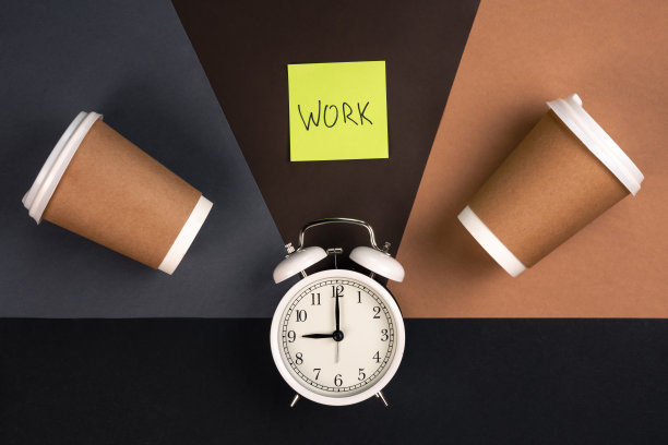 闹钟，纸杯和彩色纸贴纸，俯视图。图片下载