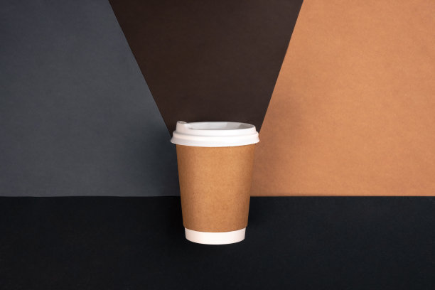 牛皮纸背景一次性纸杯，俯视图。图片下载