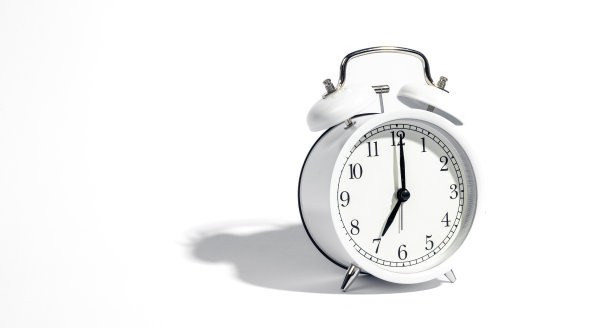 白色闹钟，白色背景，孤立，特写。图片下载