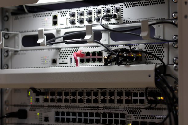 电信柜内装有网络设备的机架图片下载