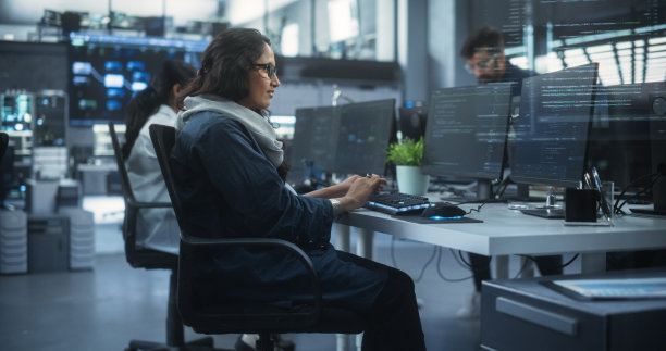 不同的年轻印度同事在研究实验室的计算机。关注女性软件开发人员同事为他们的协作工业技术项目提供解决方案图片下载