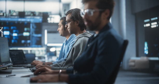 年轻热情的计算机专家，为创新科技互联网产品的发布编写软件。在创业公司工作的多元化印度团队图片下载