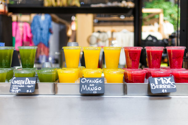 街市档位上一排一排出售的新鲜水果冰沙及果汁特写图片下载