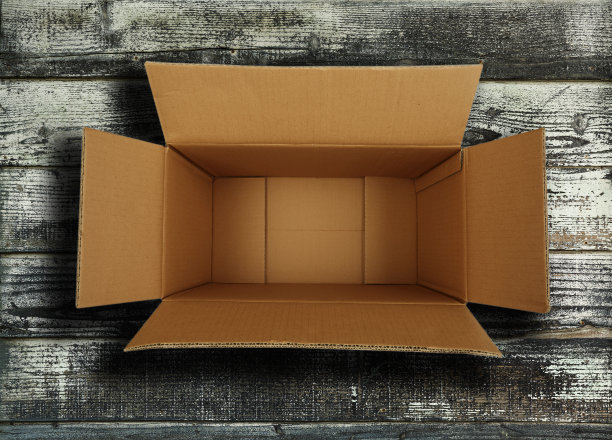 硬纸板立方体打开，工作室特写拍摄。图片下载