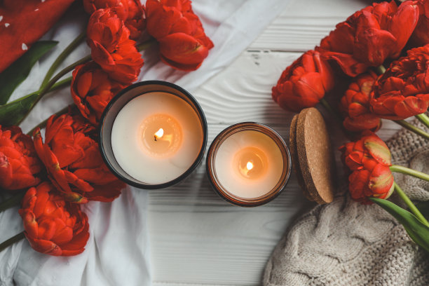 两支燃烧的蜡烛在家里的室内，唯美的照片图片下载