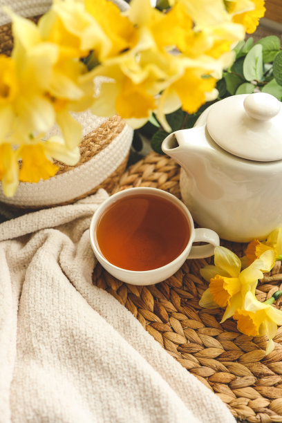 一杯茶，几支蜡烛，一篮水仙花，春色唯美的照片图片下载