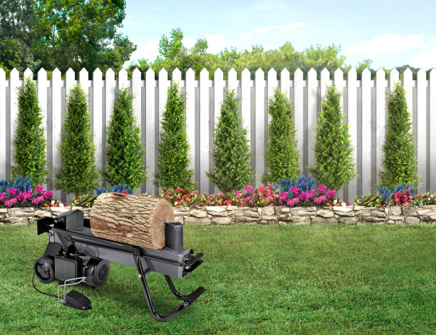 后院有绿草和木栅栏的劈柴机图片下载