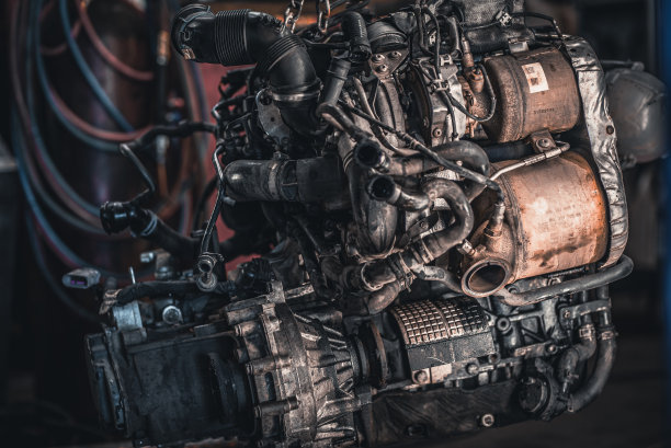 现代德国柴油发动机从汽车移除与可见dpf和cat重建。图片下载