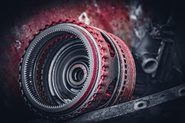 自动变速器离合器组和行星齿轮在金属箕斗中从变速箱中卸下。图片下载