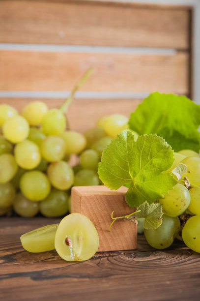 在木制背景上切下带籽的葡萄，特写和复制空间……图片下载