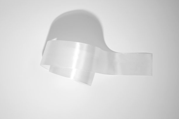 一卷白色的纺织带。从白色背景的缎面织物胶带的卷的模型图片下载