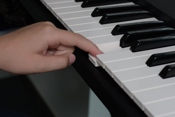 琴键一指触摸。音乐学校的课程。玩的经验教训。合成器键盘特写图片下载