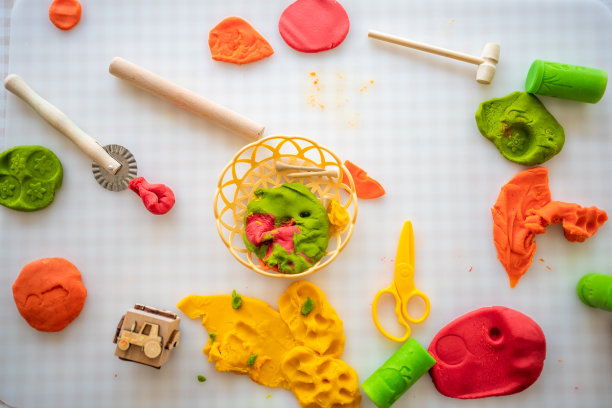 彩色的橡皮泥。感官发展与体验，儿童主题活动，精细运动技能发展图片下载