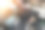 修理工正在用刷子清洗拆卸下来的笔记本电脑部件。技术支持和解决设备问题。维修、清洁、保养电脑。修理店。硬件维护。图片下载