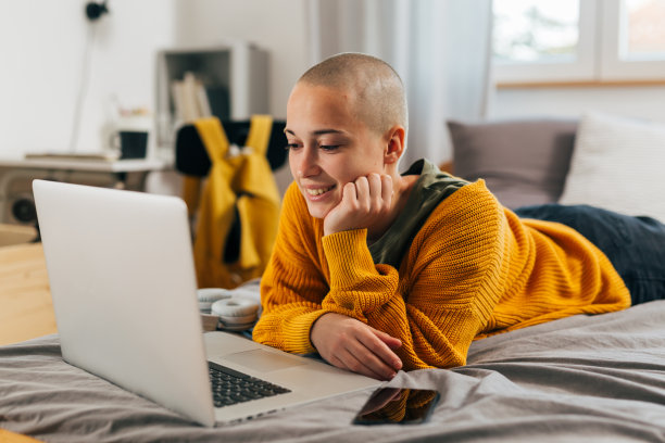 宿舍里的女学生图片下载