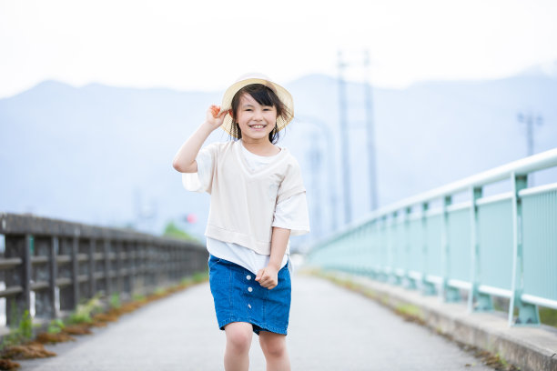 微笑的女孩戴着草帽图片下载