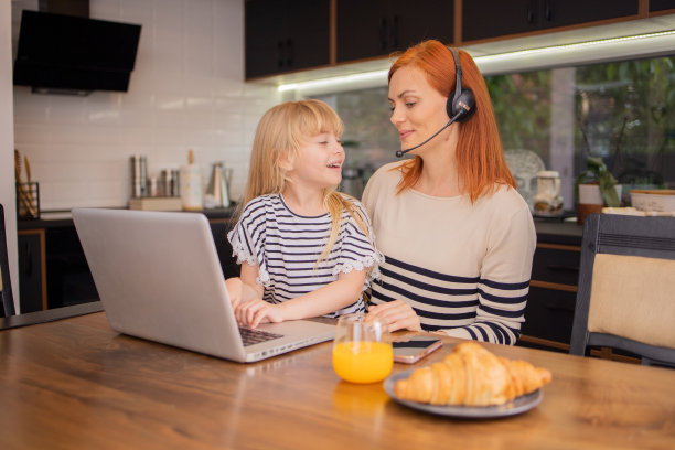 成熟的时尚女性在家工作图片下载