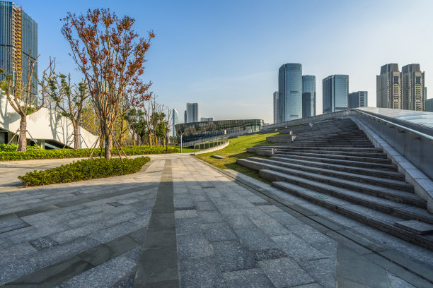 蓝天下空荡荡的广场和城市天际线，中国杭州。图片下载