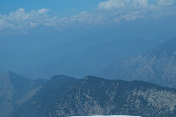 山景白云蓝天。从飞机上看。图片下载