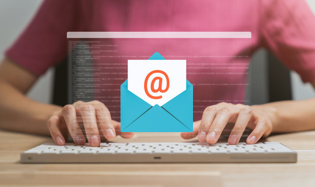 在键盘上输入一条消息，并显示一个新的电子邮件通知，消息传递的数字屏幕。图片下载