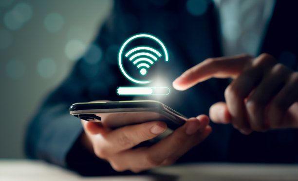 商人使用智能手机显示WIFI图标和加载栏下载软件在互联网或数据表格网站。图片下载