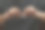 手里拿着断烟的男人。戒烟的概念。禁烟运动的概念。图片下载