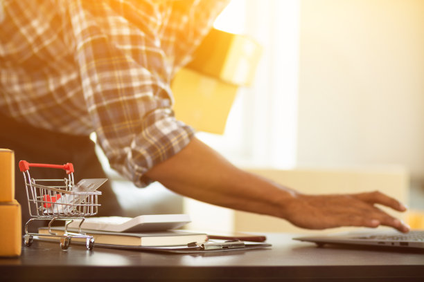 中小企业家在家里经营中小企业，并准备足够的产品，以便通过电子商务系统的在线销售应用程序接受订单，并通过快递公司发货。图片下载