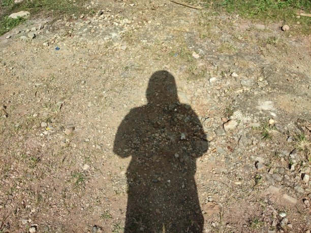 一个成年男子站立的剪影图片下载