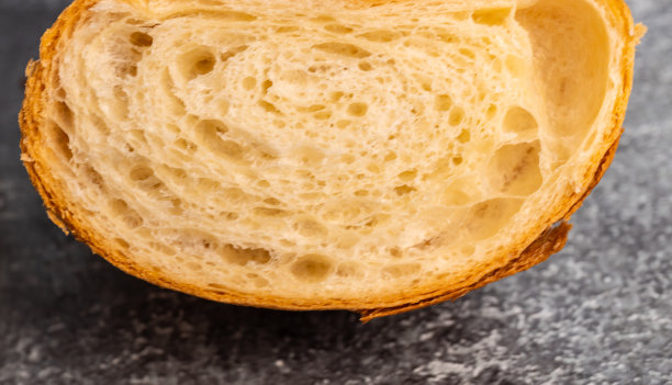 切片羊角面包特写。羊角面包面团。切开牛角面包面团图片下载