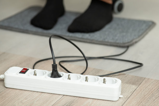 在电脑前暖脚，注意插头插座图片下载