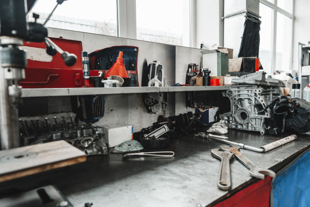 汽车维修工作台上的不同工具图片下载