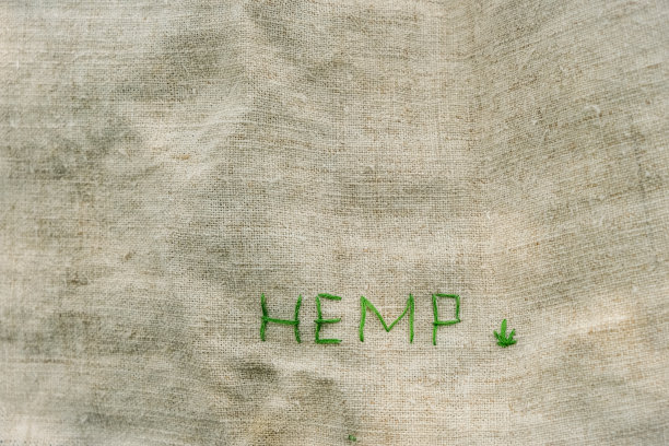 绿字麻在麻布织物上。图片下载