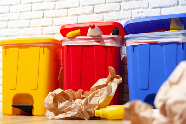 垃圾桶里装满了垃圾图片下载