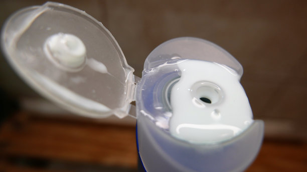 洗发水在桌子上。洗头瓶放在桌子上。洗浴时间。淋浴一天图片下载