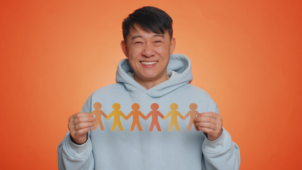 多种族男子展示不同肤色的人的形状剪纸反对种族主义的社会图片下载