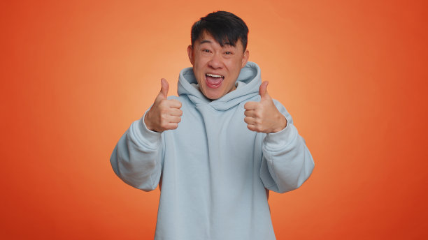 亚洲商人竖起大拇指，点头表示赞同，干得好，干得好图片下载