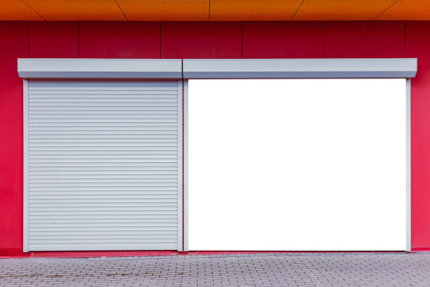 空白广告牌，商业标志模型安装在墙上的一个小企业车间商店。图片下载