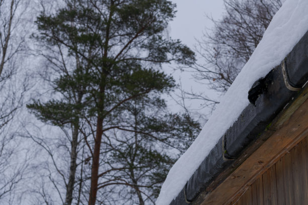 木屋顶上的雪堆图片下载