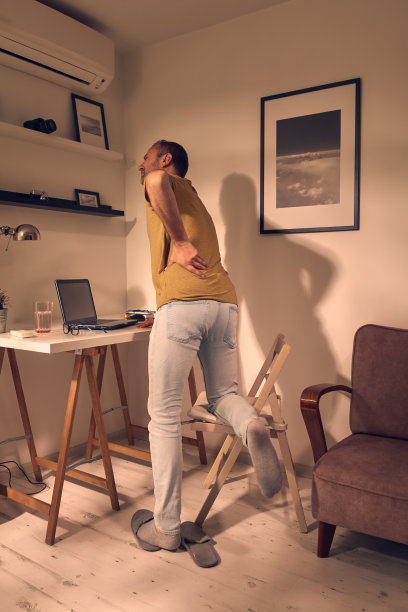 男人与臀部，背部，脊柱，疝和坐骨神经痛在家里。图片下载