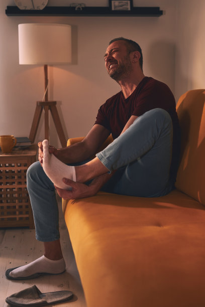 家里有脚痛的男人。图片下载