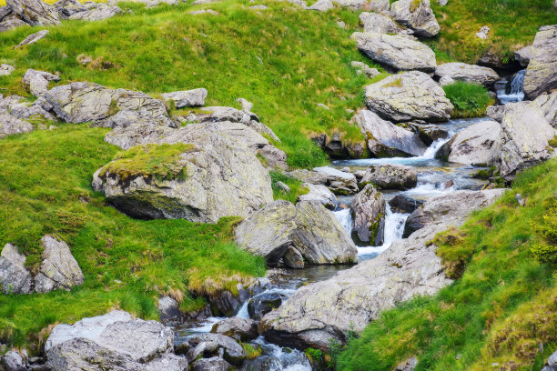 山上的河流在山上的岩石之间图片下载
