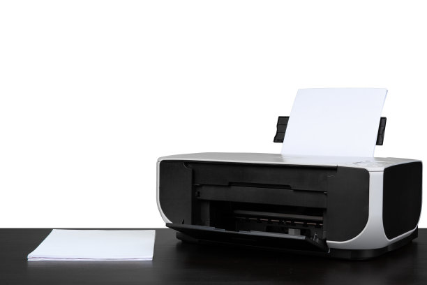 白色背景下桌上的激光家用打印机图片下载