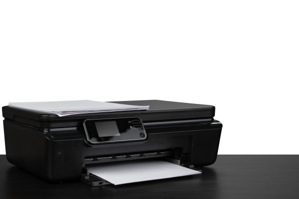 白色背景下桌上的激光家用打印机图片下载