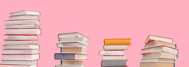 木制甲板桌子和粉红色背景上的精装书组成。书堆积。回到学校。副本的空间。教育背景。全景,旗帜。图片下载