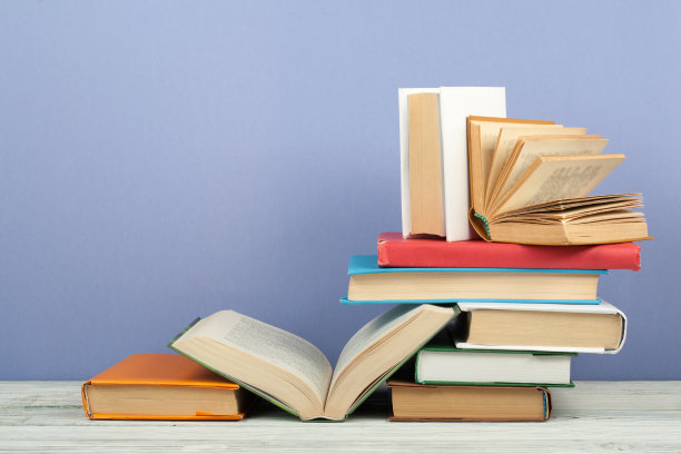 打开书，木桌上的精装彩色书。回到学校。文本的复制空间。教育经营理念。图片下载