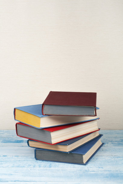 书堆积。打开书，精装书在木桌和白色背景。回到学校。文本复制空间图片下载