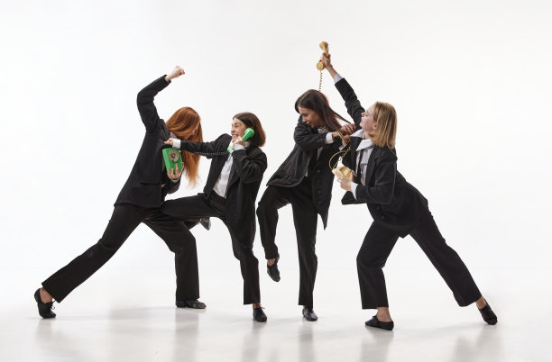 愤怒的女商人的肖像，穿着黑色服装的办公室职员拿着电话听筒，在白色背景上大喊大叫。员工关系图片下载