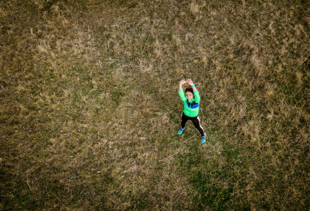 在大自然中运动图片下载