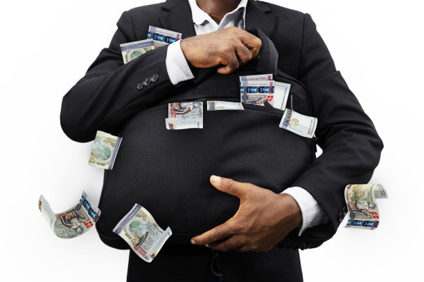 商人手里拿着一个黑色的袋子，里面装满了10万美元的亚美尼亚纸币，白色的背景被孤立起来，钱从袋子里掉了出来图片下载